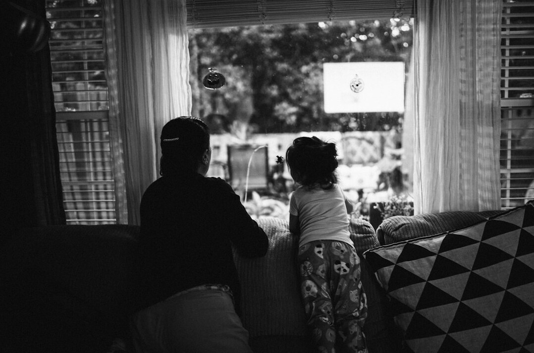 1950s family watching tv